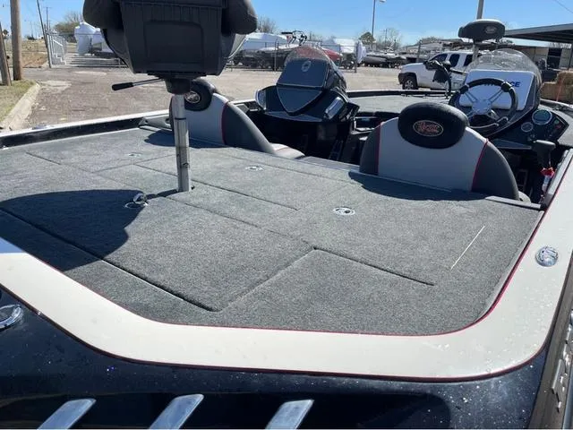 Slide: The Image of 2015 Ranger Z521C boat with spacious deck and seating in a sunny outdoor setting. - 6