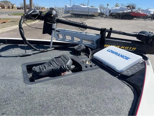 Slide: The Image of 2015 Ranger Z521C boat deck with Lowrance electronics and Minn Kota trolling motor. - 9