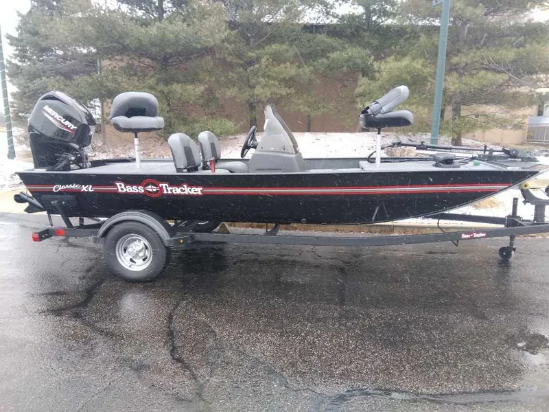 Slide: The Image of Tracker Bass Tracker Classic XL 2025 - 61