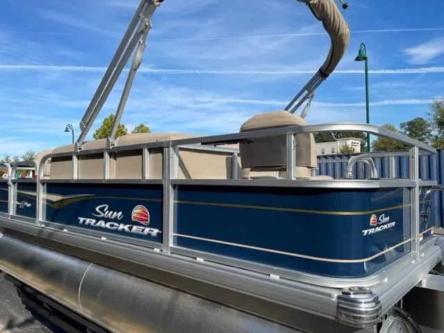 Slide: The Image of Sun Tracker Bass Buggy 18 DLX 2025 - 87