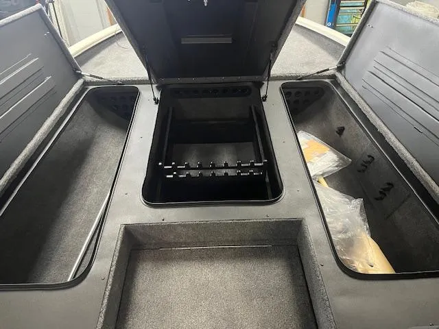 Slide: The Image of Tracker Savage 215 2025 - 91