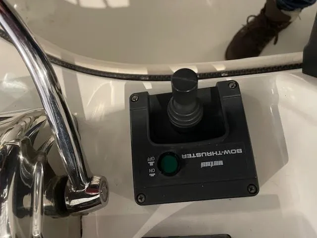 Slide: The Image of Bow thruster control on 2005 Sea Ray 420 Sedan Bridge yacht. - 43