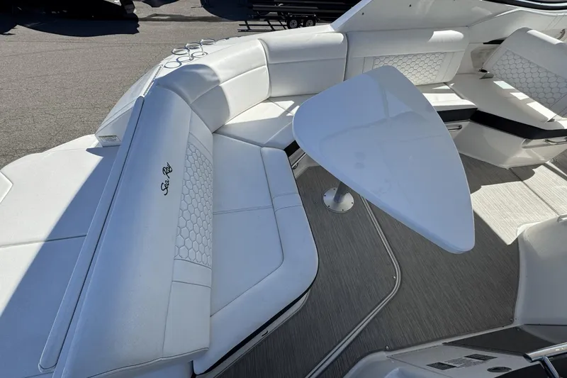 Slide: The Image of Sea Ray Sundancer 320 2019 - 10