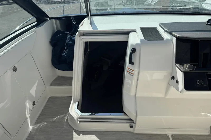 Slide: The Image of Sea Ray Sundancer 320 2019 - 18
