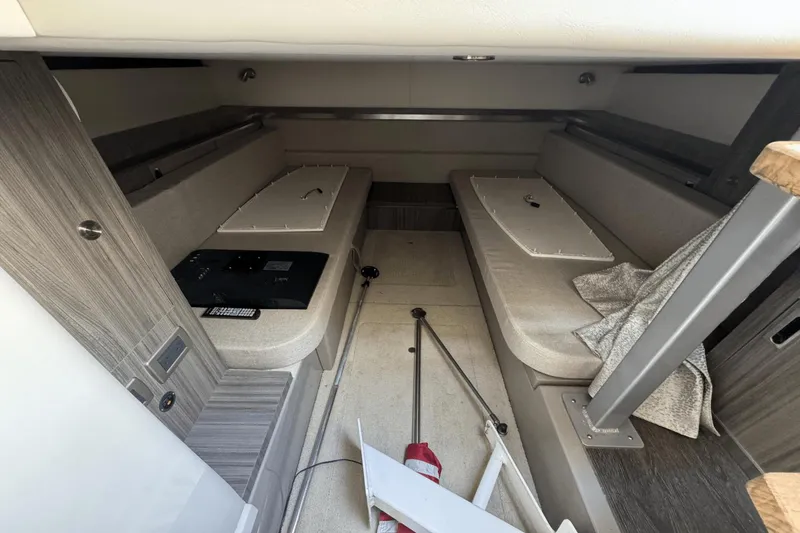 Slide: The Image of Sea Ray Sundancer 320 2019 - 22