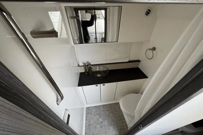 Slide: The Image of Sea Ray Sundancer 320 2019 - 23