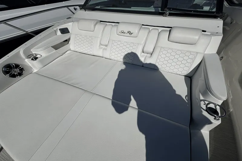 Slide: The Image of Sea Ray Sundancer 320 2019 - 28