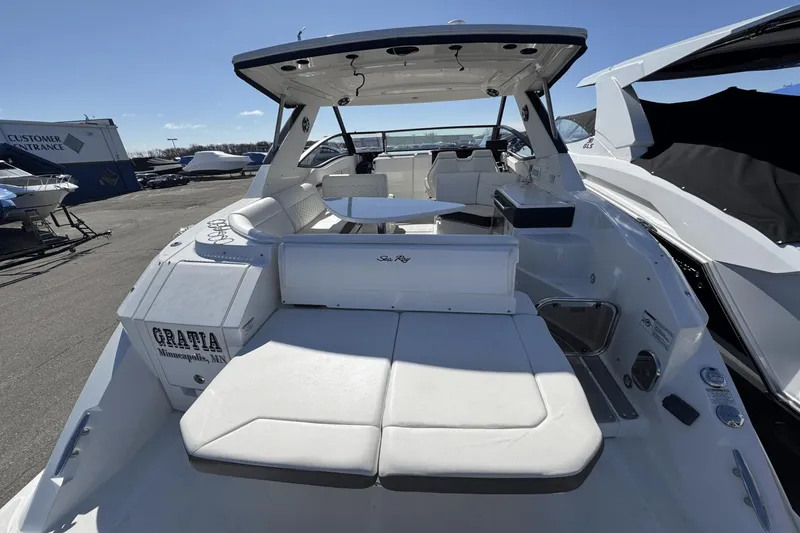 Slide: The Image of Sea Ray Sundancer 320 2019 - 5