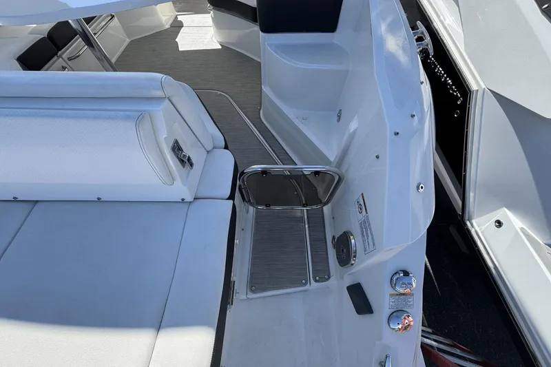 Slide: The Image of Sea Ray Sundancer 320 2019 - 6