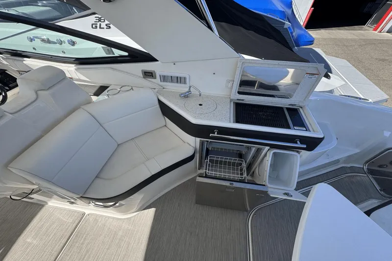 Slide: The Image of Sea Ray Sundancer 320 2019 - 8