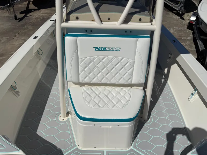 Slide: The Image of 2018 Pathfinder 2600 TRS boat seat with white and teal upholstery. - 9