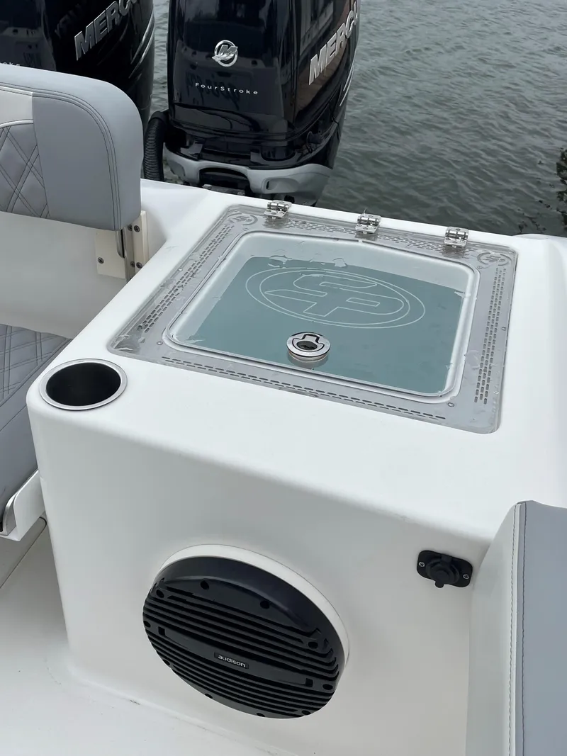 Slide: The Image of Sea Pro 320 DLX Dealer Demo- Livewell - 18