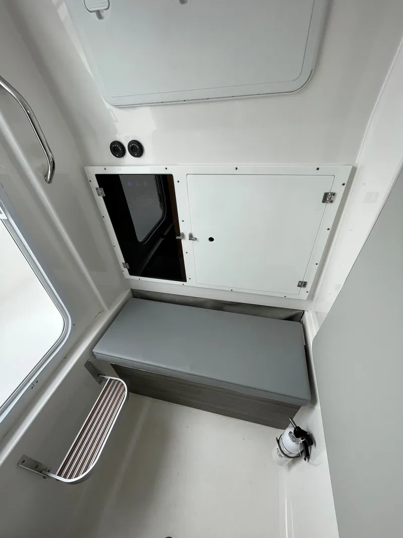 Slide: The Image of Sea Pro 320 DLX Dealer Demo- Head - 29