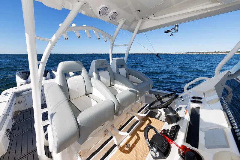 Slide: The Image of Regulator 41 NASTY HOOK II - Helm Seating - 15