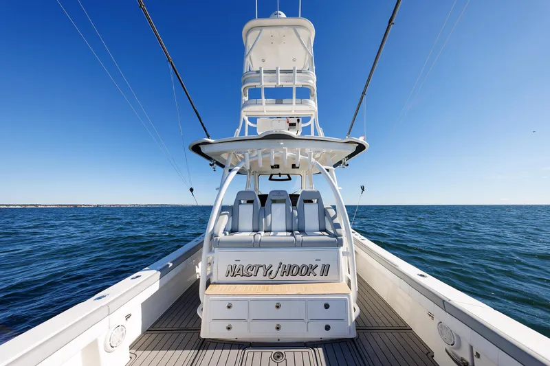 Slide: The Image of Regulator 41 NASTY HOOK II - Aft Seating - 18