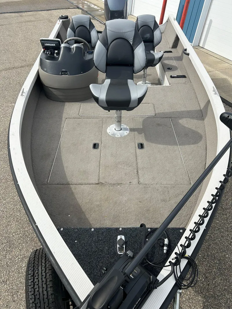 Slide: The Image of 2004 Crestliner 1750 FishHawk SC fishing boat with seating and control console. - 10