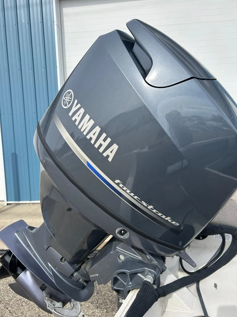 Slide: The Image of Yamaha outboard motor on 2004 Crestliner 1750 FishHawk SC boat, close-up view. - 11