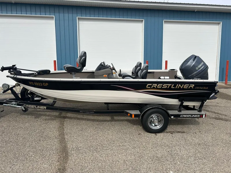 Slide: The Image of 2004 Crestliner 1750 FishHawk SC boat on trailer, parked in front of blue garage doors. - 17