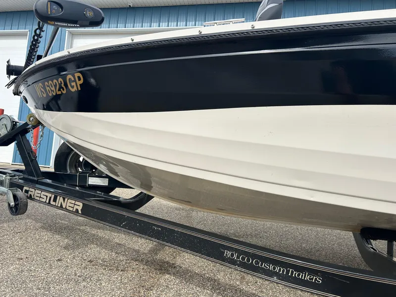 Slide: The Image of 2004 Crestliner 1750 FishHawk SC boat on trailer, side view. - 20