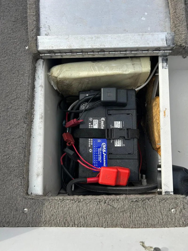 Slide: The Image of 2004 Crestliner 1750 FishHawk SC boat battery compartment with wiring and connections. - 23