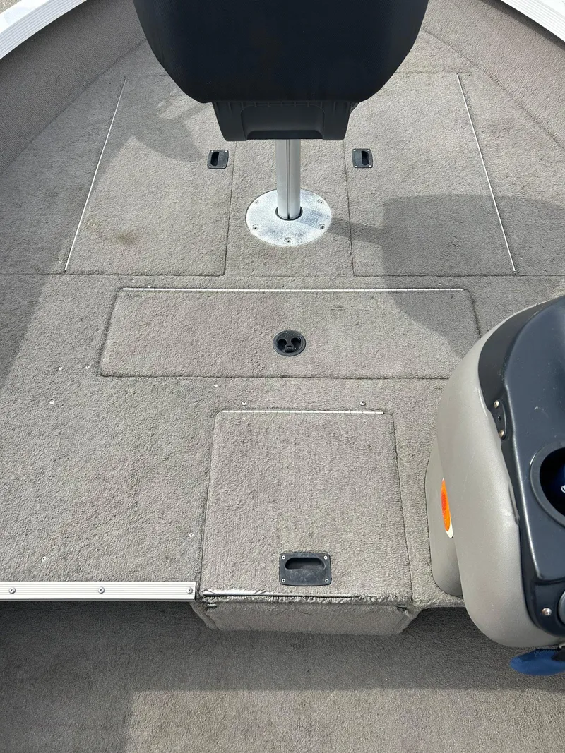 Slide: The Image of 2004 Crestliner 1750 FishHawk SC boat interior with carpeted deck and seating. - 25