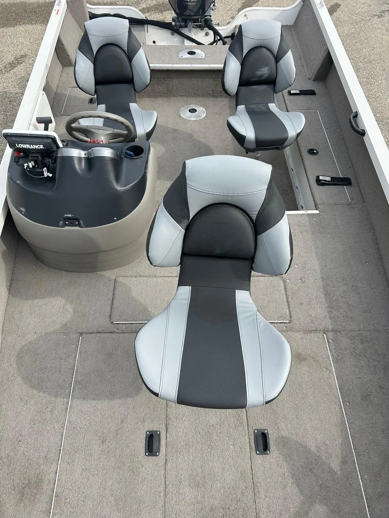 Slide: The Image of 2004 Crestliner 1750 FishHawk SC boat interior with three seats and steering console. - 34