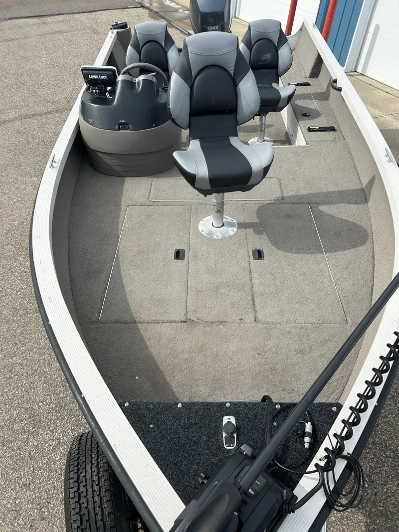 Slide: The Image of 2004 Crestliner 1750 FishHawk SC fishing boat interior with seating and equipment. - 9