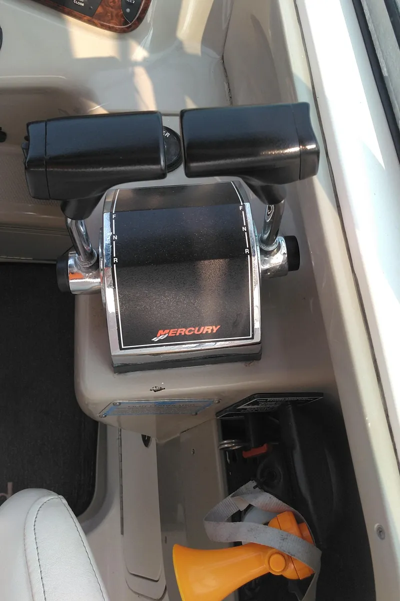 Slide: The Image of Throttle controls of a 2006 Sea Ray 280 Sundancer boat. - 28