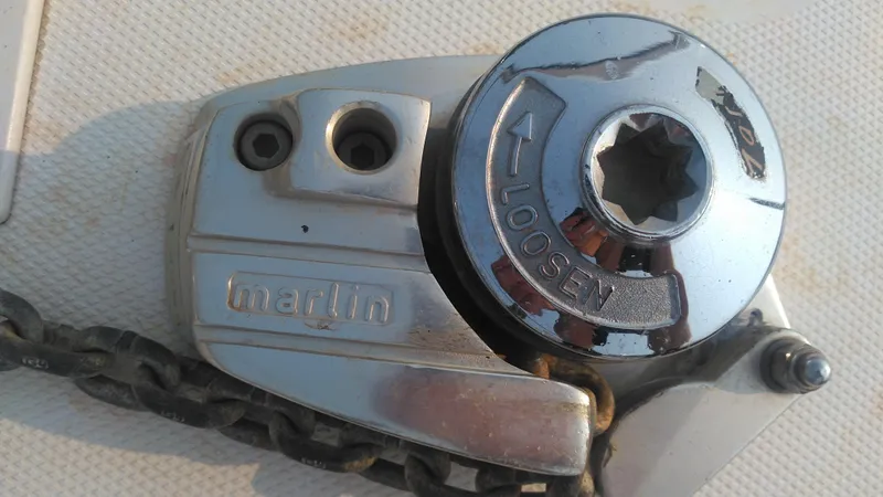 Slide: The Image of Boat anchor windlass on 2006 Sea Ray 280 Sundancer. - 30