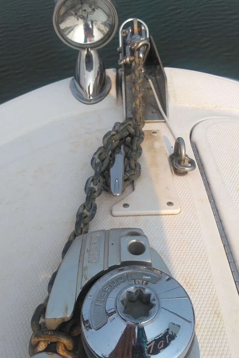 Slide: The Image of 2006 Sea Ray 280 Sundancer anchor chain and windlass on deck. - 34