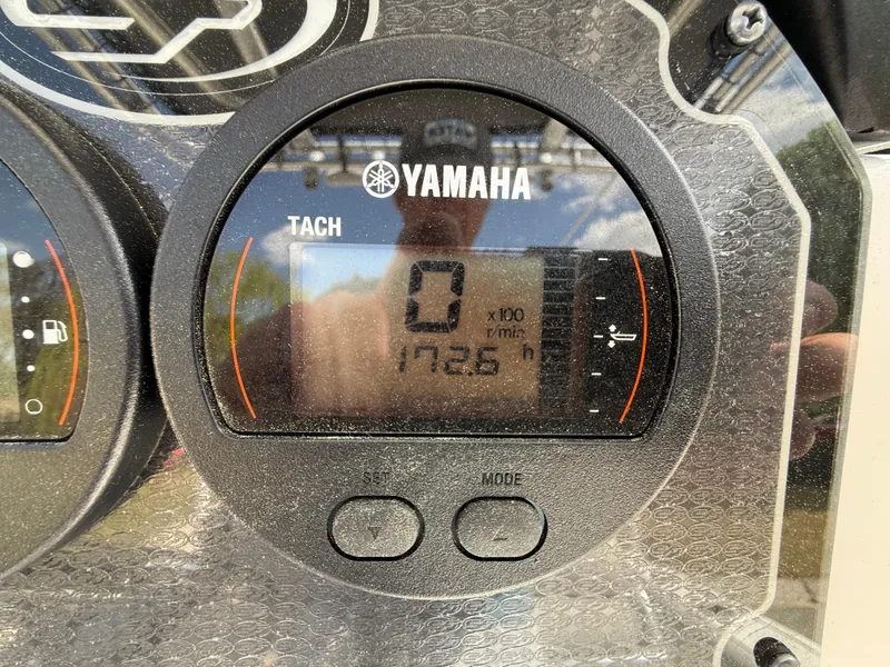 Slide: The Image of Yamaha tachometer on 2020 Sea Fox 206 Commander, displaying 172.5 hours. - 10