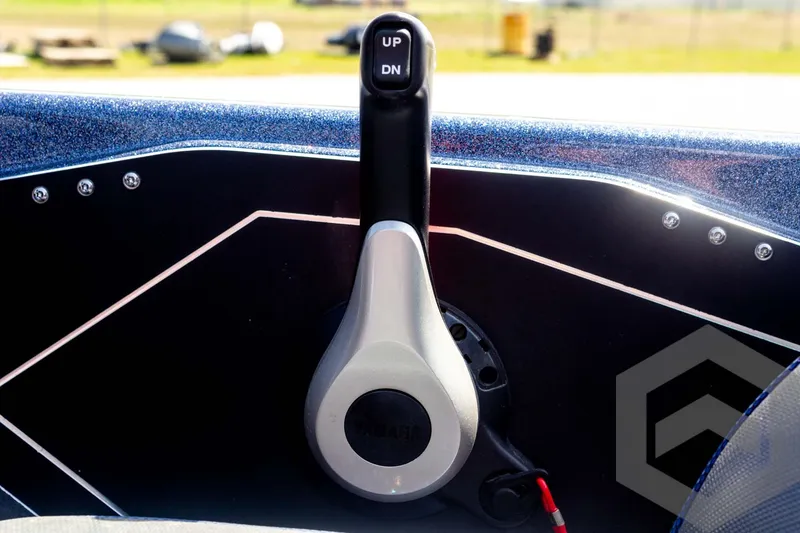 Slide: The Image of Throttle control lever on 2023 Skeeter ZXR 20 boat dashboard. - 39