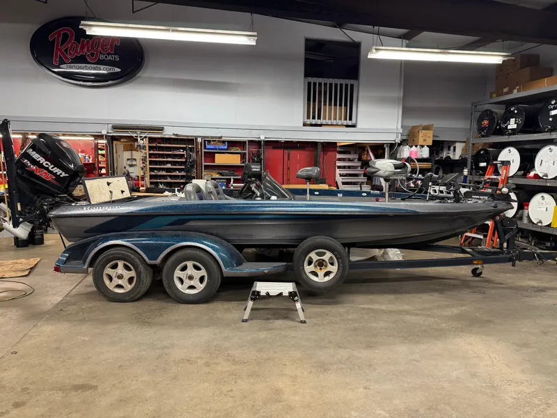 The Image of 2000 Ranger 520SVX Comanche boat in a workshop, side view with trailer. - 0