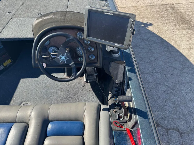 Slide: The Image of 2000 Ranger 520SVX Comanche boat dashboard with steering wheel and Lowrance fishfinder. - 10