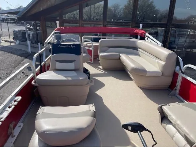 Slide: The Image of 2014 Sun Tracker BASS BUGY pontoon boat with beige seating and red accents. - 7