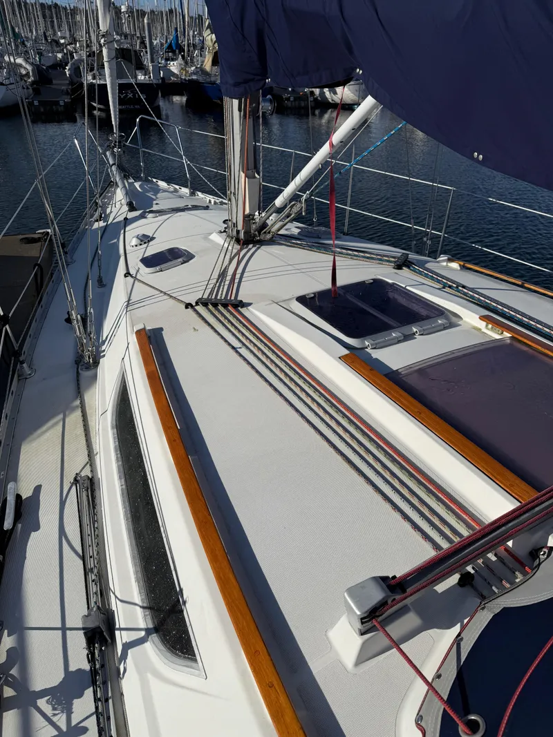 Slide: The Image of 1999 Jeanneau Sun Odyssey 36.2 sailboat deck with rigging and hatch, docked in marina. - 28