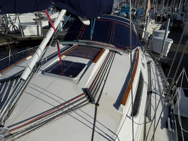 Slide: The Image of 1999 Jeanneau Sun Odyssey 36.2 sailboat deck with rigging and hatch, docked in marina. - 30