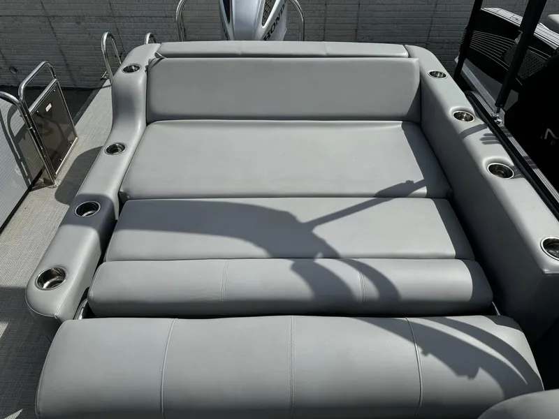 Slide: The Image of Manitou 23 Oasis SL SHP 575 2022 - 12