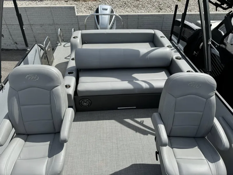 Slide: The Image of Manitou 23 Oasis SL SHP 575 2022 - 14