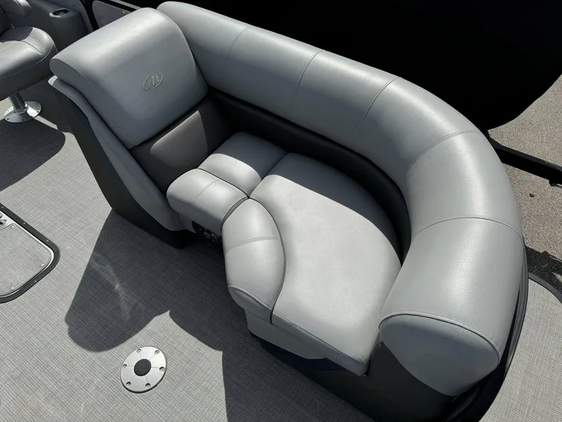 Slide: The Image of Manitou 23 Oasis SL SHP 575 2022 - 17