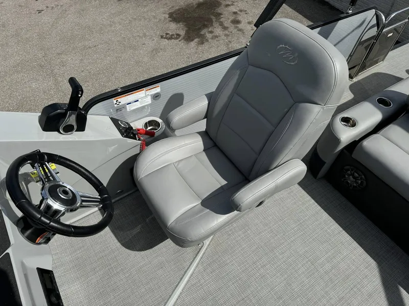 Slide: The Image of Manitou 23 Oasis SL SHP 575 2022 - 18