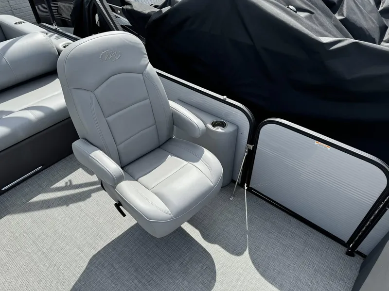 Slide: The Image of Manitou 23 Oasis SL SHP 575 2022 - 21