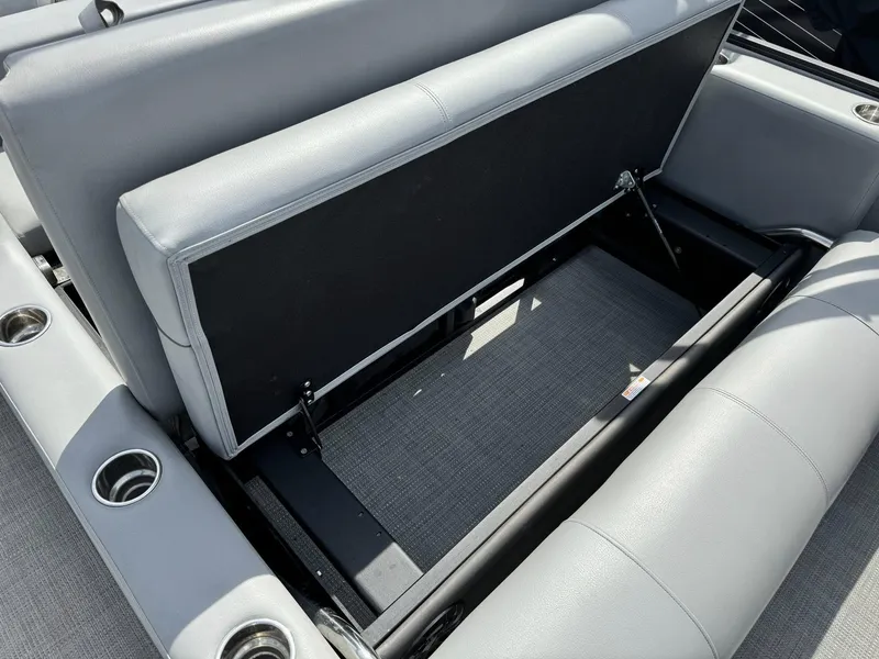 Slide: The Image of Manitou 23 Oasis SL SHP 575 2022 - 25