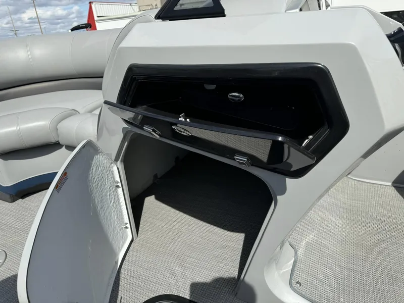 Slide: The Image of Manitou 23 Oasis SL SHP 575 2022 - 28