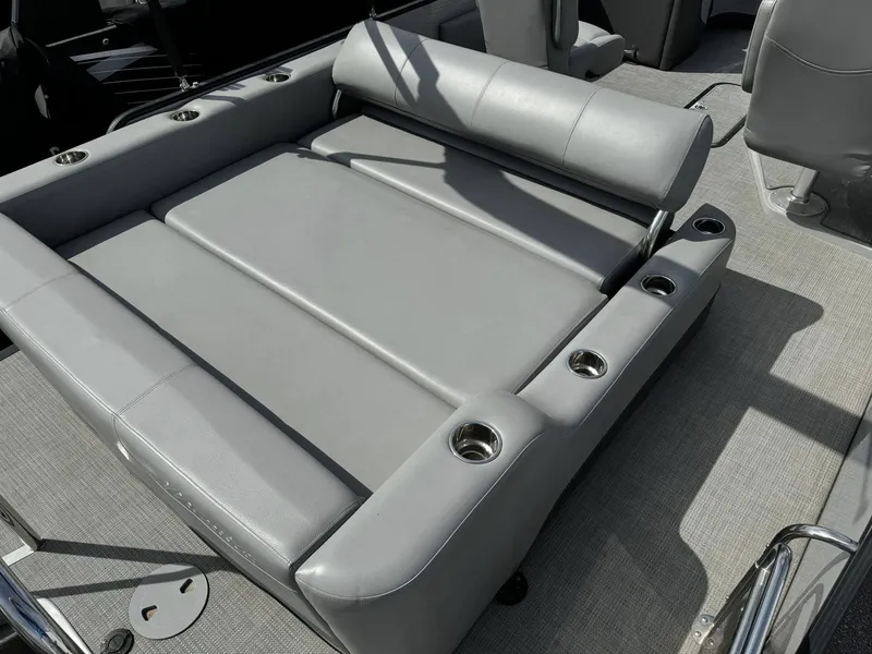 Slide: The Image of Manitou 23 Oasis SL SHP 575 2022 - 4