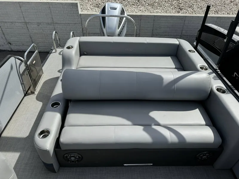 Slide: The Image of Manitou 23 Oasis SL SHP 575 2022 - 7