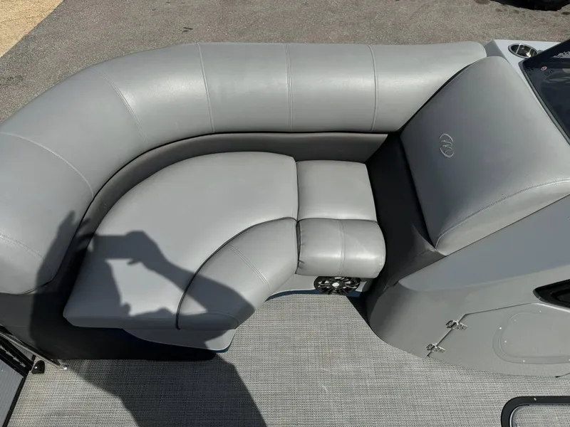 Slide: The Image of Manitou 23 Oasis SL SHP 575 2022 - 8