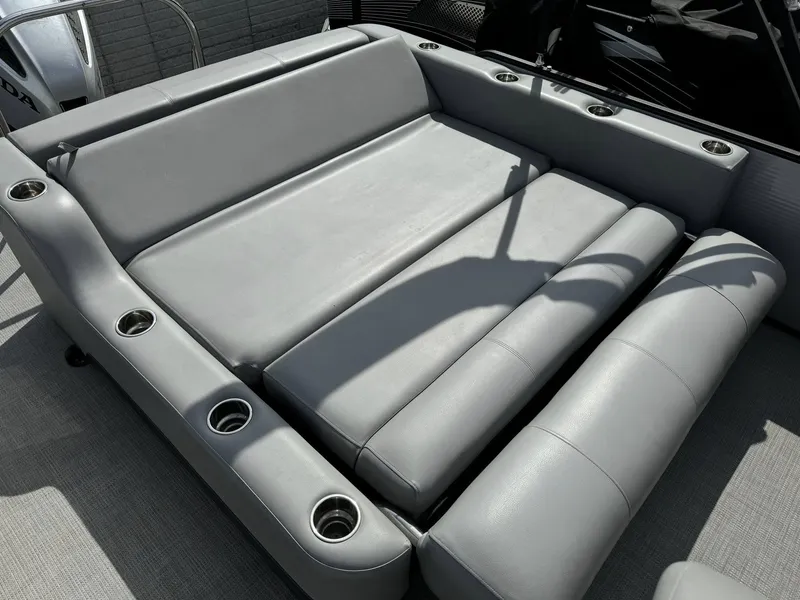 Slide: The Image of Manitou 23 Oasis SL SHP 575 2022 - 9