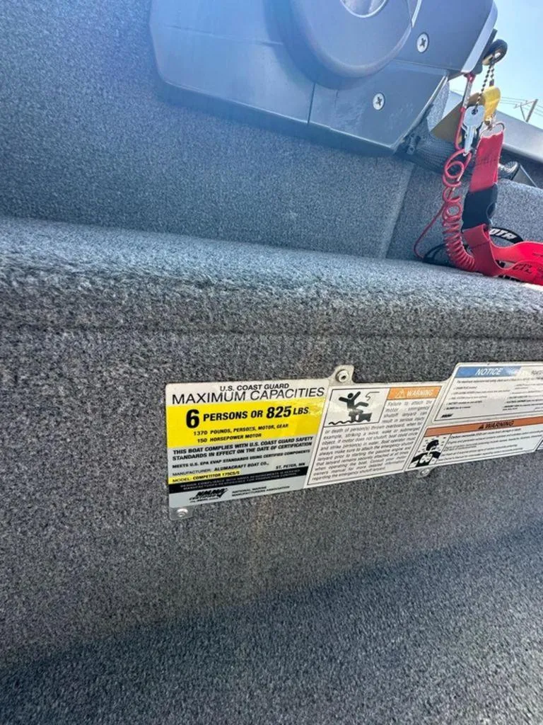 Slide: The Image of 2014 Alumacraft Competitor 175 CS capacity label, maximum 6 persons or 825 lbs. - 11