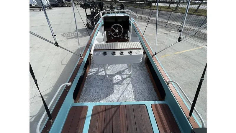 Slide: The Image of 1973 Boston Whaler 21 Outrage boat interior with steering console and seating. - 4
